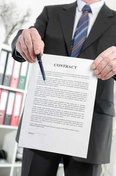 Zakenman indienen van een contract — Stockfoto