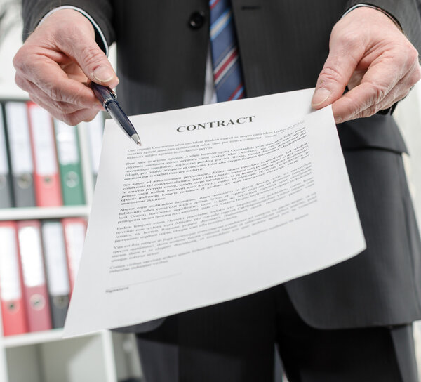 Бизнесмен, представляющий контракт
