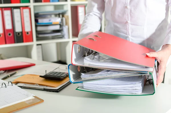 Zakenvrouw bedrijf bindmiddelen — Stockfoto