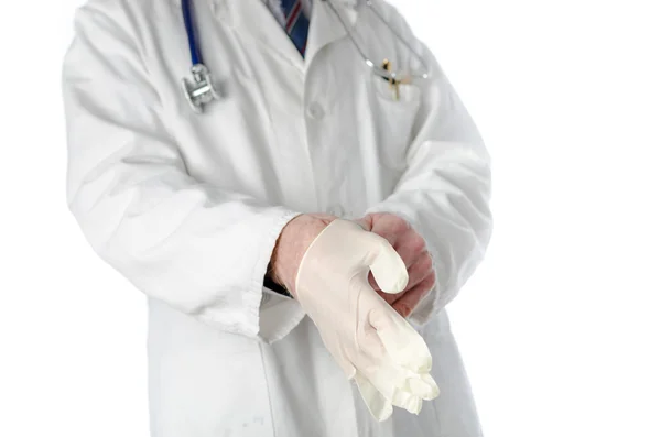 Médico poniendo guantes de látex — Foto de Stock