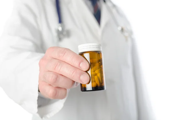 Médico segurando uma garrafa de comprimidos — Fotografia de Stock