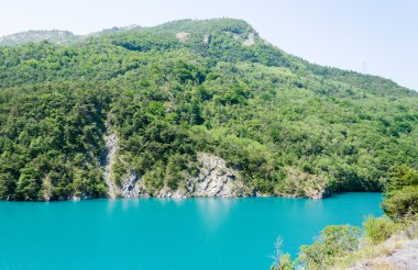 dağ gölü ile yaz manzarası