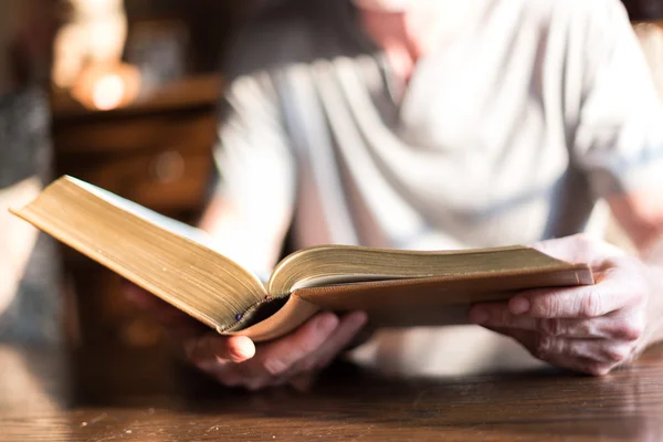 A Biblia olvasásával az ember — Stock Fotó
