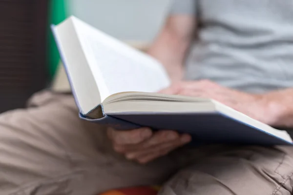 Man die een boek leest — Stockfoto