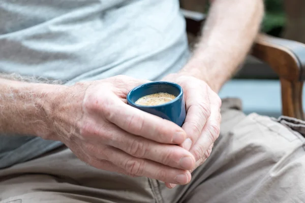 Uomo in possesso di una tazza di caffè — Foto Stock