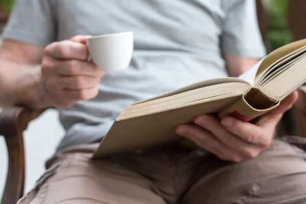 Uomo che legge un libro all'aperto — Foto Stock