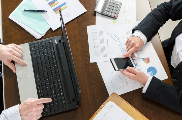 Empresarios trabajando juntos — Foto de Stock