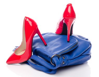 Mavi el çantası ve kırmızı yüksek topuk ayakkabı