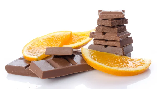 Quadrados de chocolate com fatias de laranja fresca — Fotografia de Stock