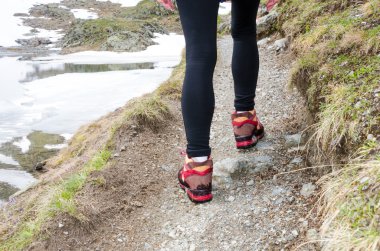 uzun yürüyüşe çıkan kimse bacaklar