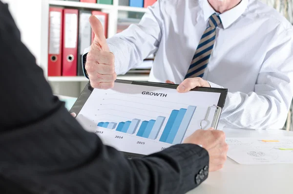 Empresario mostrando su pulgar hacia arriba — Foto de Stock