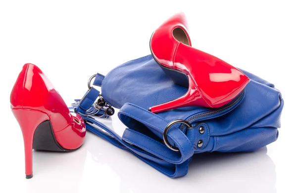 Blauwe handtas en rode hoge hak schoenen — Stockfoto
