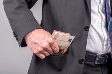 İşadamı banknotlar cebinden kaldırma