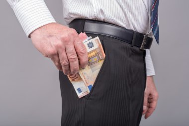 İşadamı banknotlar cebinden kaldırma