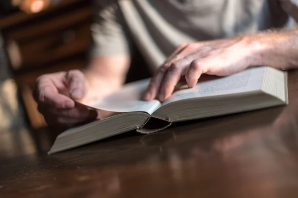 Mann liest ein Buch — Stockfoto