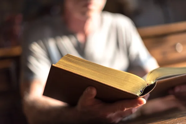 Hombre leyendo la Biblia —  Fotos de Stock