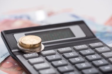 banknotların üzerinde hesap makinesi