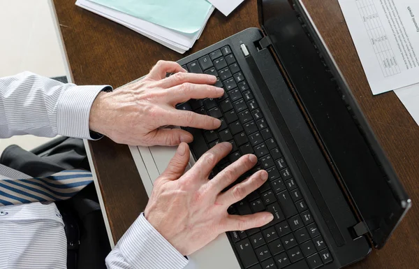 Empresário digitando em um laptop — Fotografia de Stock