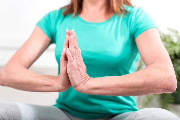Woman doing yoga — Stock Photo, Image