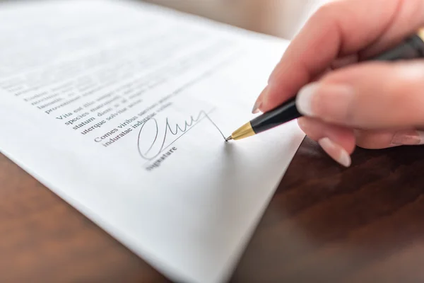 Firma a mano un contratto — Foto Stock