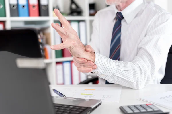 Affärsman som lider av handledssmärta — Stockfoto