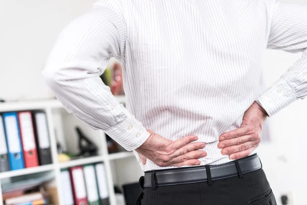 Empresario que sufre de dolor de espalda —  Fotos de Stock