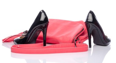 Pembe çanta ve siyah yüksek topuk ayakkabı