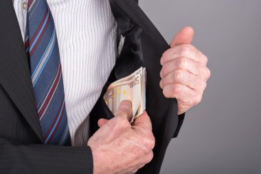 İşadamı banknotlar cebinden kaldırma
