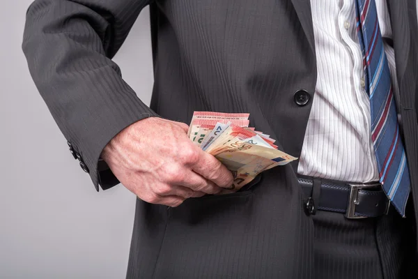 Бізнесмен видаляє банкноти з кишені — стокове фото