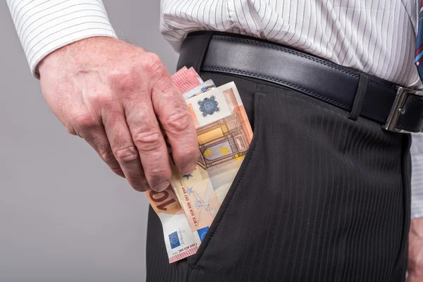 実業家は彼のポケットから紙幣を削除します。 — ストック写真