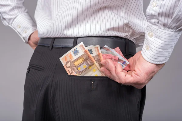 Empresário retirando notas de seu bolso — Fotografia de Stock