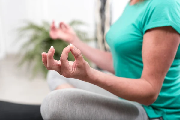 Woman doing yoga — Stock Photo, Image