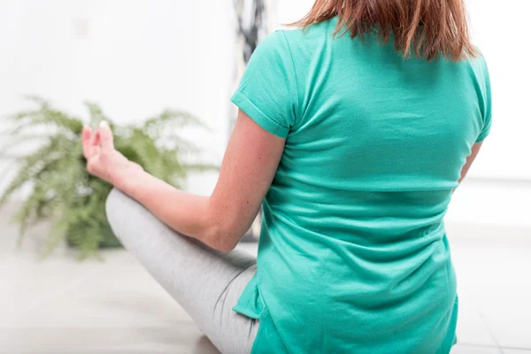 Woman doing yoga — Stock Photo, Image