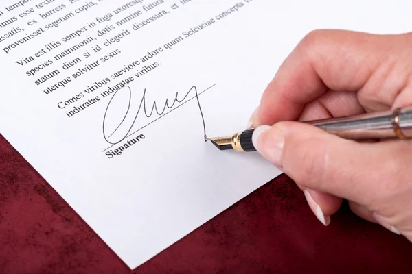 Hand ondertekening van een contract — Stockfoto