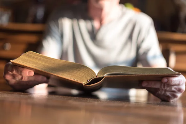 Mann liest die Bibel — Stockfoto