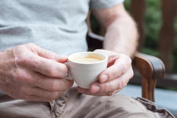 Uomo in possesso di una tazza di caffè — Foto Stock