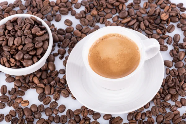 Espresso ve kahve çekirdekleri — Stok fotoğraf