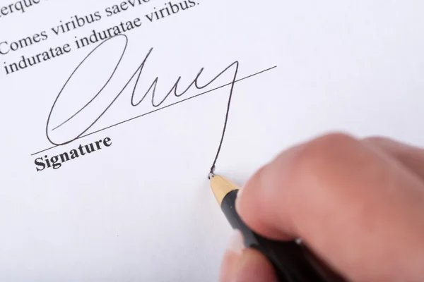 Hand ondertekening van een contract — Stockfoto