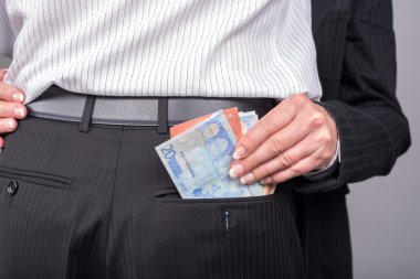 Kadın sevgilisi cebinde para çalmak