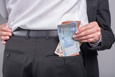 Kadın sevgilisi cebinde para çalmak
