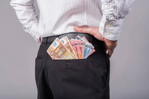 Homme d'affaires avec beaucoup d'argent dans sa poche — Photo