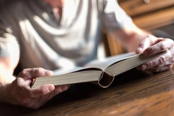 Uomo che legge un libro — Foto Stock