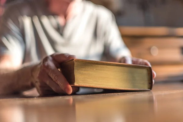 Mann hält die Bibel in der Hand — Stockfoto