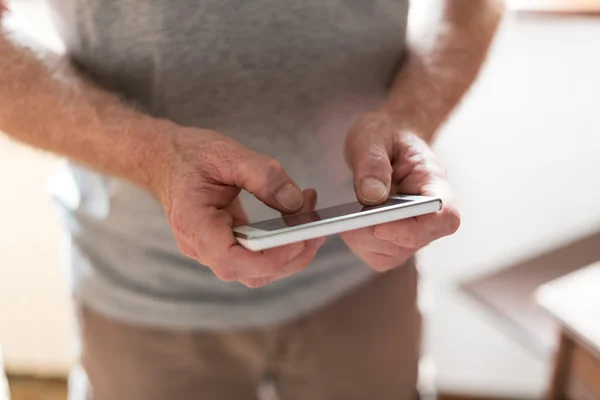 Homem usando seu smartphone — Fotografia de Stock