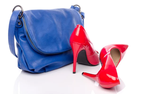 Bolsa azul e sapatos de salto alto vermelho — Fotografia de Stock