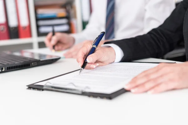 Geschäftsleute machen sich Notizen — Stockfoto