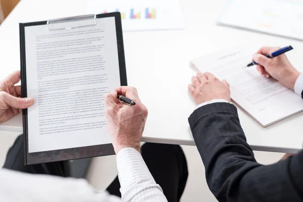 Geschäftsleute machen sich Notizen — Stockfoto