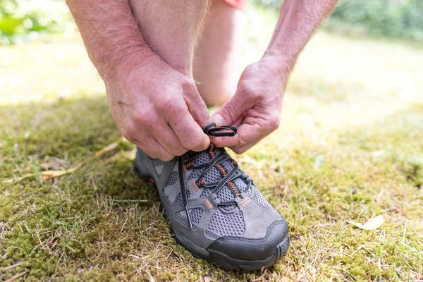 Jogger tying his shoes — Stock Photo, Image