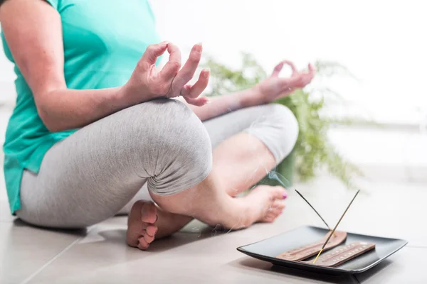 Woman doing yoga at home — Stock Photo, Image