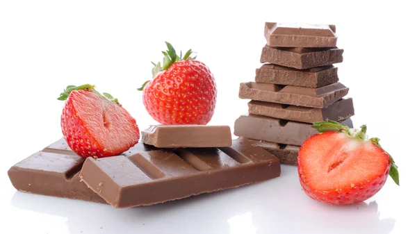 Cuadrados de chocolate con fresas frescas — Foto de Stock